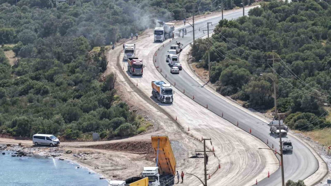 Aydın Büyükşehir Belediyesi, Akbük Mahallesi'nde bayram öncesi sıcak asfalt çalışmalarını sürdürüyor