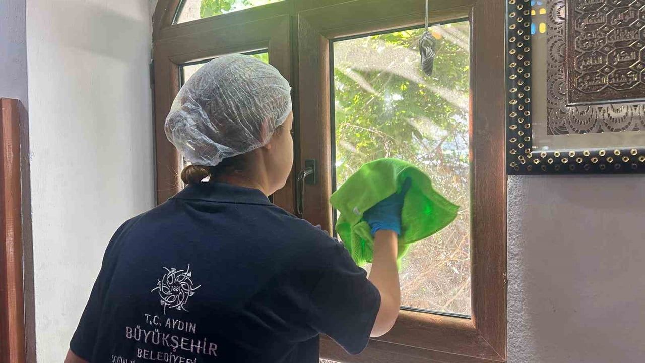 Aydın Büyükşehir Belediyesi, Kurban Bayramı Öncesi Camilerde Temizlik ve Bakım Çalışmaları Yapıyor