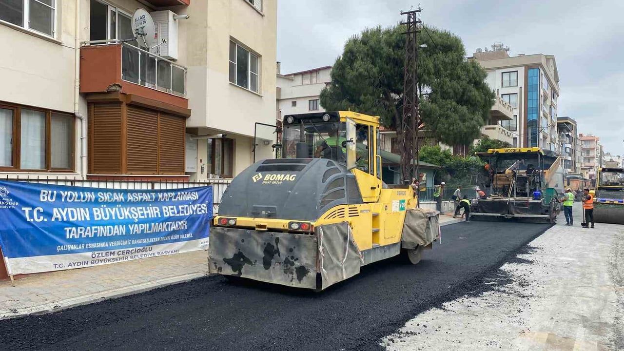 Aydın Büyükşehir'in 17 ilçesinde eş zamanlı yol yatırımları – Söke Fatih Caddesi'nde sıcak asfalt çalışması