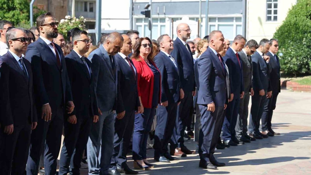 Aydın'da 15-21 Mayıs Gençlik Haftası Valilik Önünde Çelenk Töreniyle Başladı