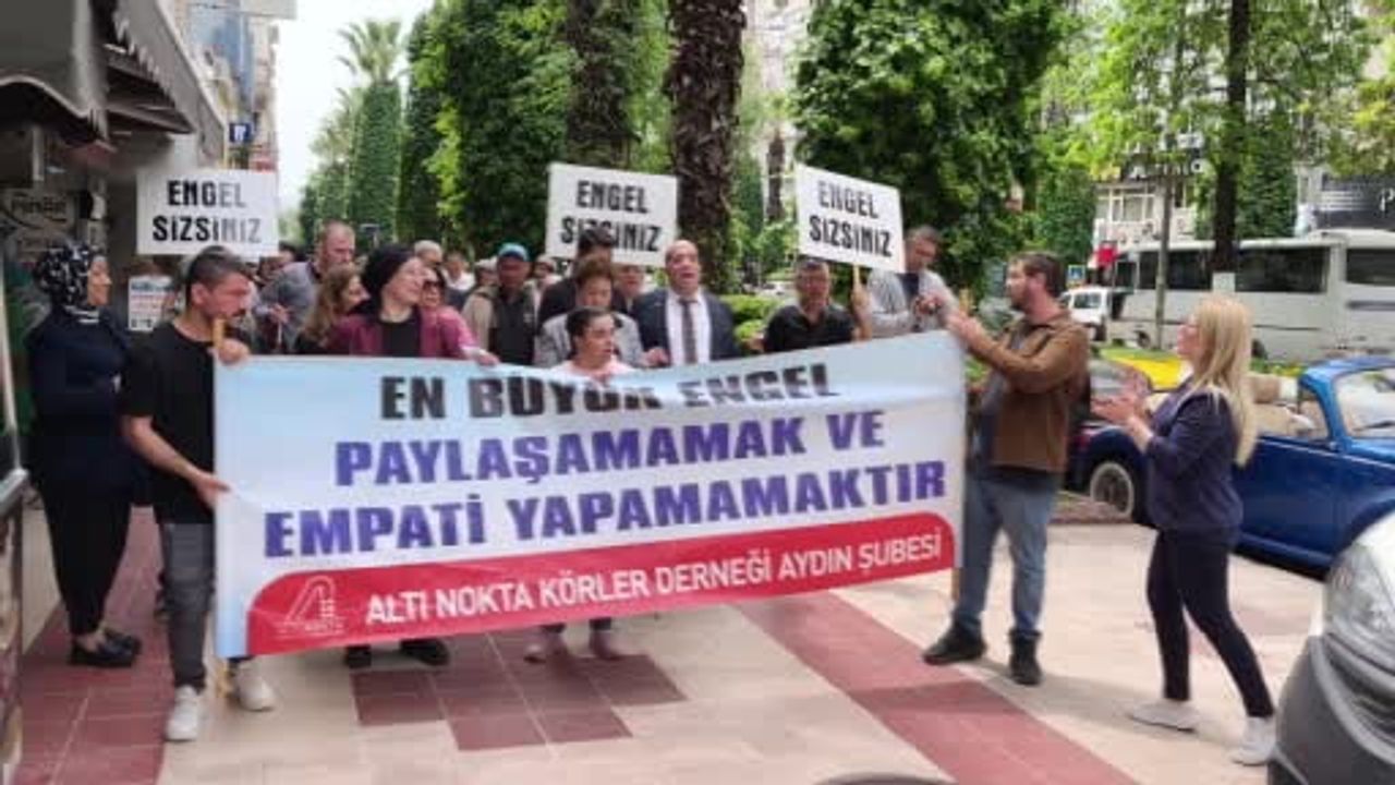 Aydın’da Engelliler Haftası yürüyüşünde kaldırıma park eden araca sloganlı uyarı