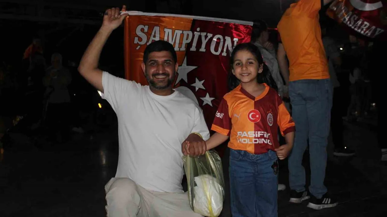 Aydın’da Galatasaray şampiyonluk kutlamalarına bazı Fenerbahçeli taraftarlar da katıldı