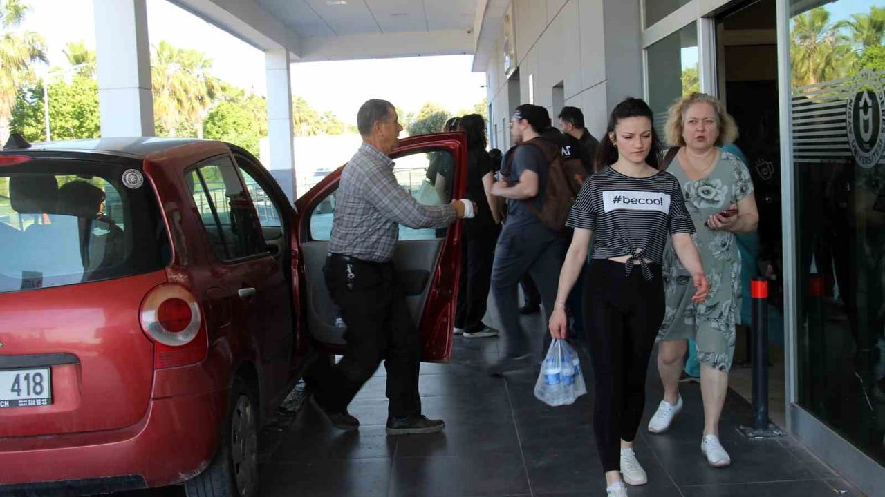 Aydın'da Kurban Bayramı'nın ilk gününde tecrübeli kasap kendini keserek 20 dikişle tedavi edildi