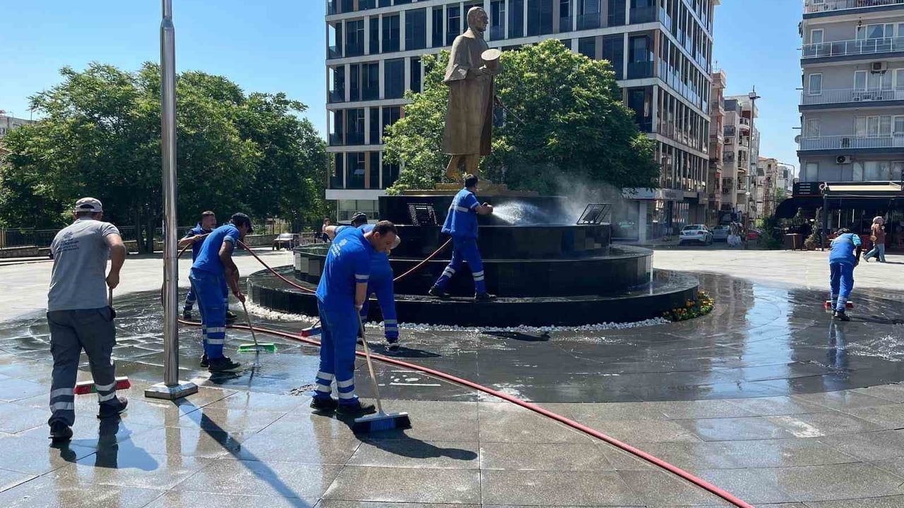 Aydın'da Kurban Bayramı Öncesi Atatürk Kent Meydanı'nda Kapsamlı Temizlik