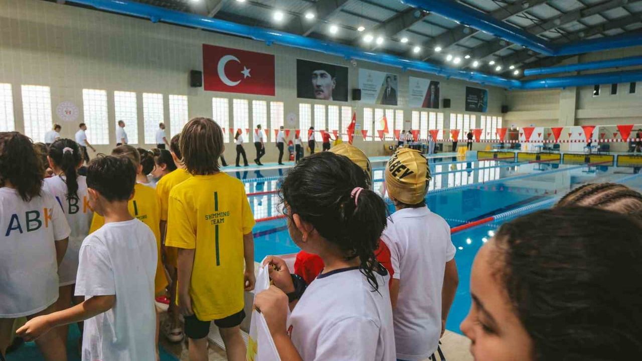 Aydın'da Okul Sporları Minikler Yüzme İl Birinciliği ADÜ Havuzu'nda başladı