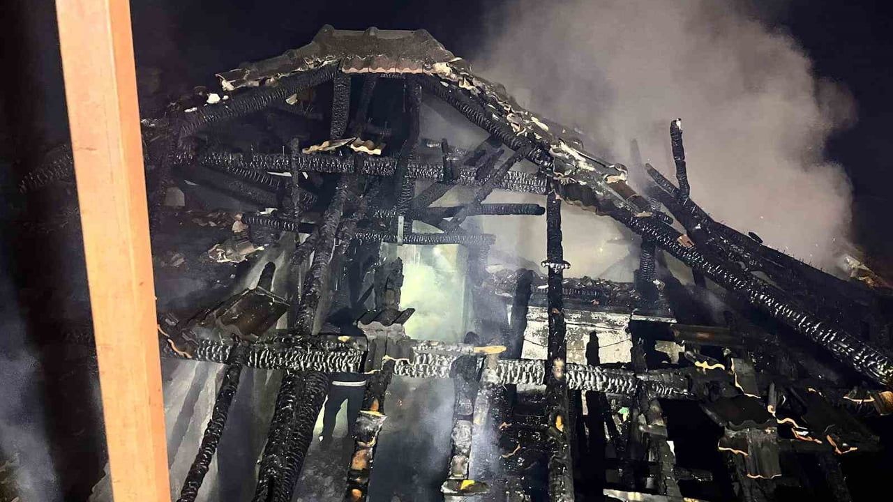 Aydın'da sobadan çıkan kıvılcım evi küle çevirdi; yaşlı kadın komşular tarafından kurtarıldı