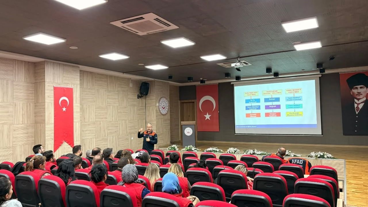 Aydın'da Sosyal Yardımlaşma ve Dayanışma Vakfı Personeline Afet Farkındalık Eğitimi