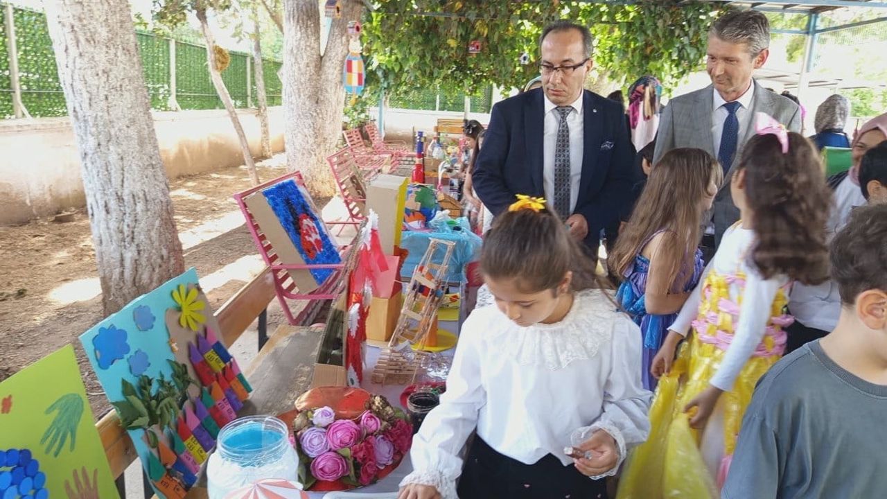 Aydın'da Yörük Ali Efe İlkokulu Sıfır Atık Defile ve Sergisiyle Geri Dönüşüm Bilincini Vurguladı
