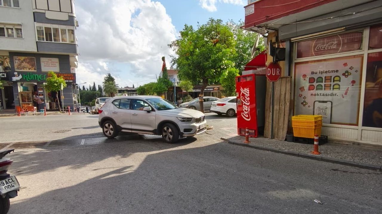 Aydın Efeler'de çapraz park eden araç iş çıkışı trafiğini kilitledi