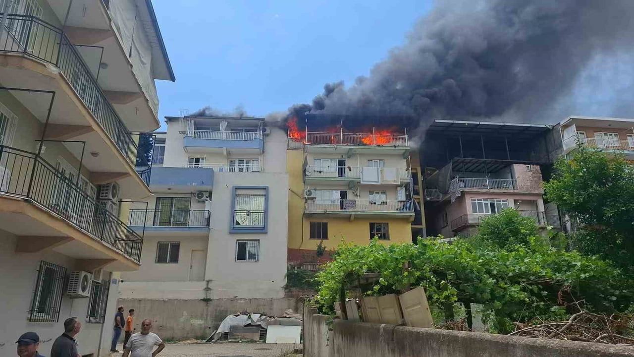 Aydın Efeler'de çatı katında yangın — itfaiye müdahalesi sürüyor