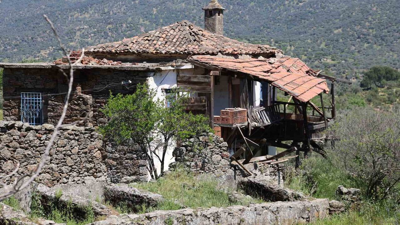 Aydın'ın Çine ilçesindeki Hasanlar Mahallesi genç göçüyle sessizliğe büründü