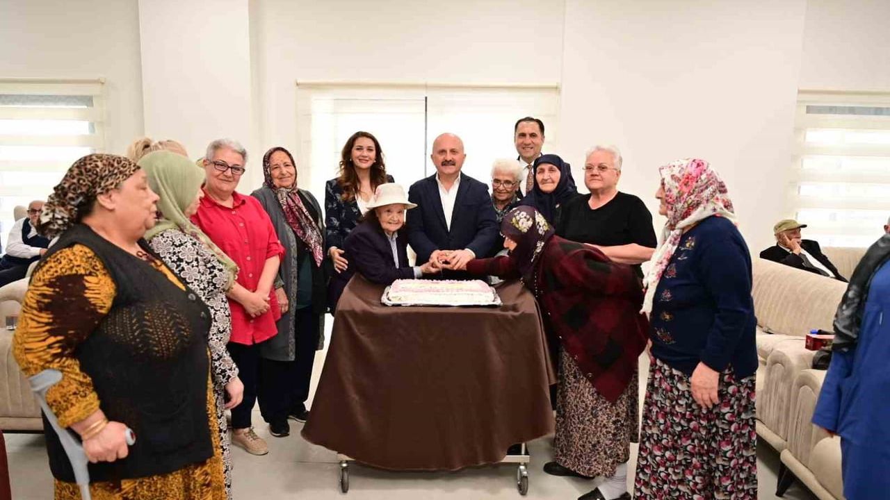 Aydın Valisi Dr. Osman Varol Anneler Günü'nde Huzurevi Sakinleri ve Şehit Ailelerini Ziyaret Etti