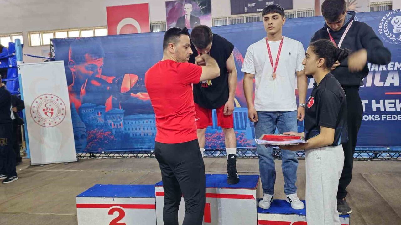 Aydınlı Nizam Alper Fici, Kars'ta namağlup Genç Erkekler Türkiye şampiyonu oldu