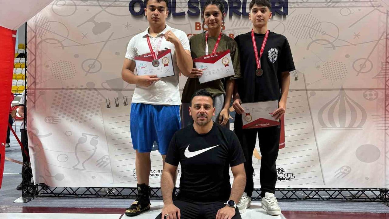 Aydınlı sporcular Bayburt’taki Gençler-B Türkiye Ferdi Boks Şampiyonası’ndan 3 madalya ile döndü