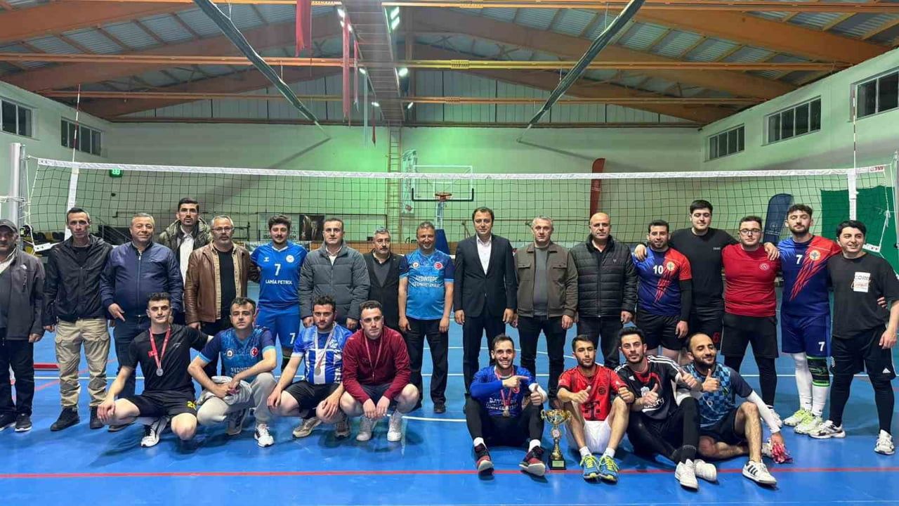 Aydıntepe Kaymakamlığı Voleybol Turnuvası sona erdi: Gençlikspor şampiyon