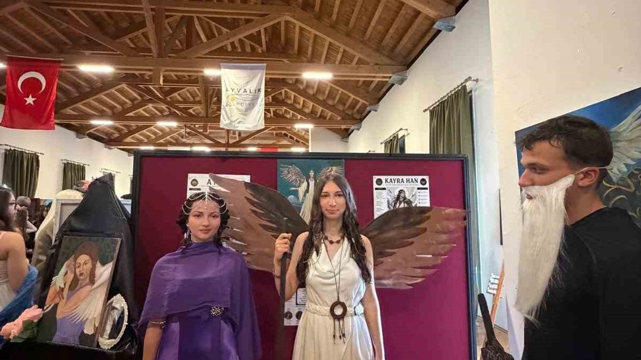 Ayvalık Anadolu Lisesi'nde 'Türk Mitolojisi Sergisi' sanatseverlerin ilgisini çekti