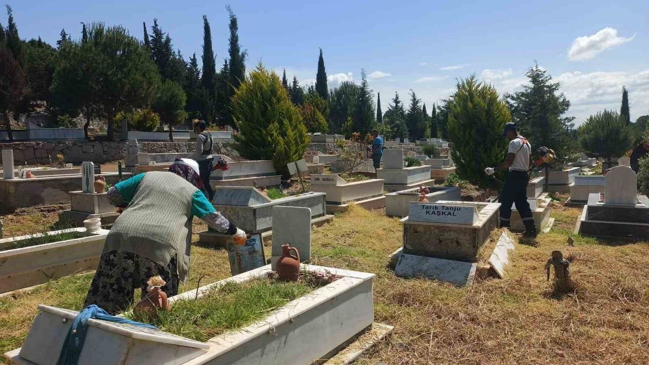 Ayvalık Belediyesi Kurban Bayramı hazırlıklarını tamamladı: Mezarlık bakımı, satış alanları ve aşevi düzenlemeleri