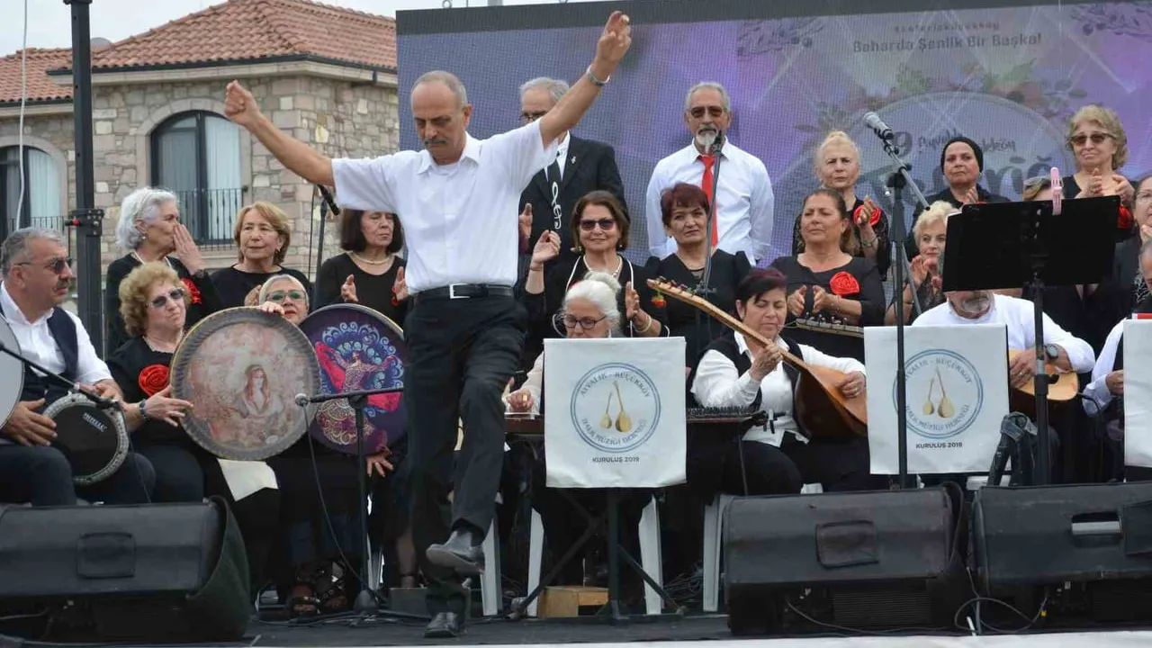 Ayvalık Küçükköy Teferic Şenlikleri'nde Türk Halk Müziği Konseri