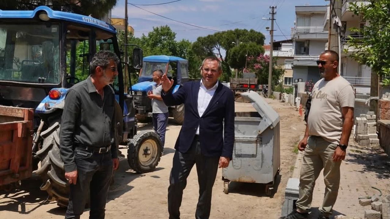 Ayvalık’ta Ali Çetinkaya Mahallesi’nde doğalgaz sonrası yol onarım çalışmaları sürüyor