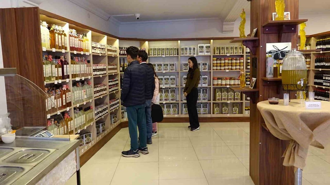 Ayvalık’ta kadın emeği ekonomiye dönüşüyor: Kooperatif yaklaşık 100 kadına istihdam sağlıyor