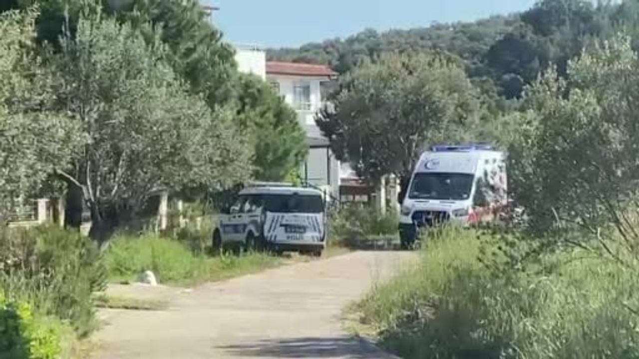 Ayvalık'ta perde takarken düşen 80 yaşındaki Nevin Gençer ambulansla hastaneye kaldırıldı
