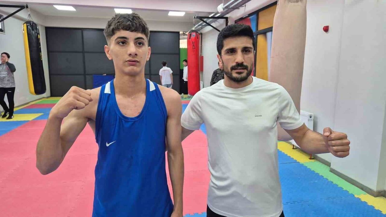 Azat Kaya, Bayburt’ta Okul Sporları Gençler-B 48 Kilo Türkiye Şampiyonu