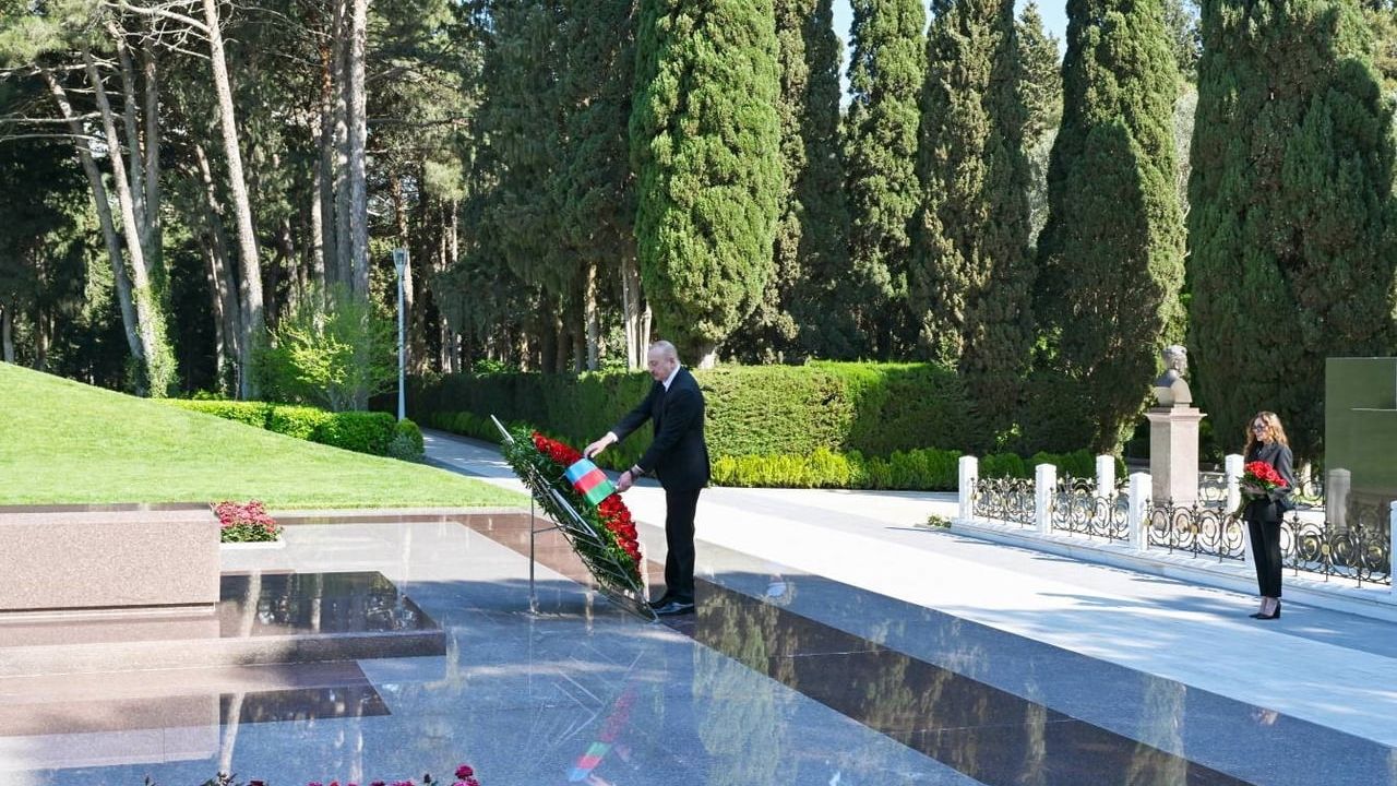 Azerbaycan, Haydar Aliyev’i Doğumunun 103’üncü Yıldönümünde Fahri Hiyaban’da Andı