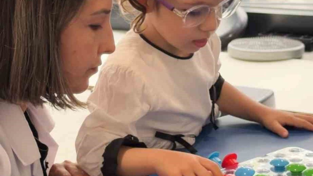 Babasının plastik borulardan yaptığı yürüyüş bandıyla tedaviye devam eden Lina Gonca Engelsiz Yaşam Merkezi'ne kabul edildi