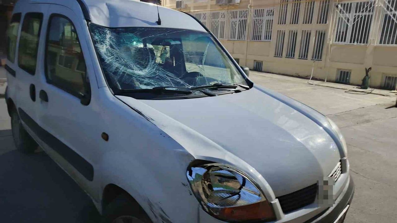 Bafra'da hafif ticari aracın çarptığı kurye ağır yaralandı, kaçan sürücü yakalandı