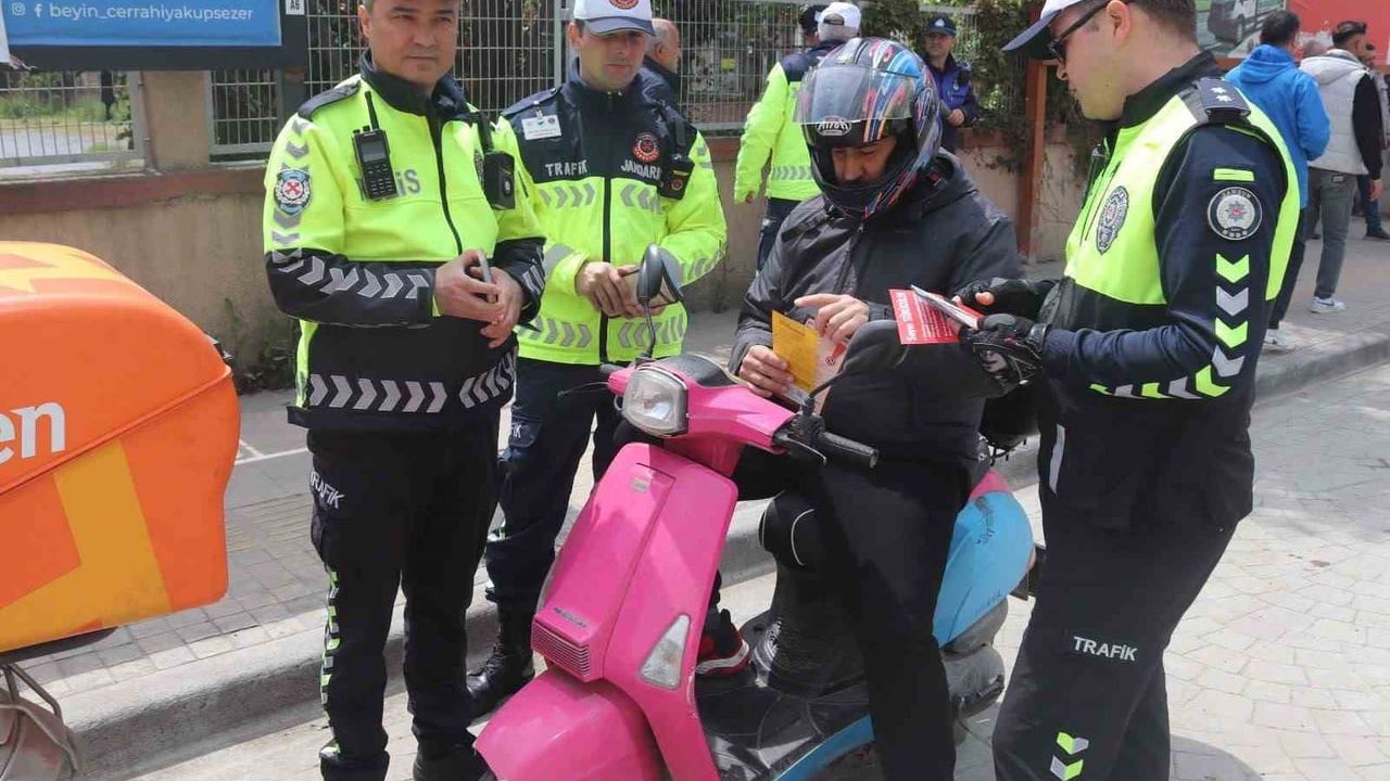 Bafra'da Karayolları Trafik Haftası kapsamında 750 broşürle trafik güvenliği bilgilendirmesi