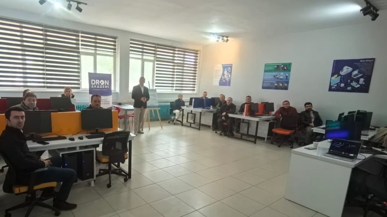 Bafra Dijital Akademi ile Öğretmenlere Dijital Dönüşüm Eğitimi