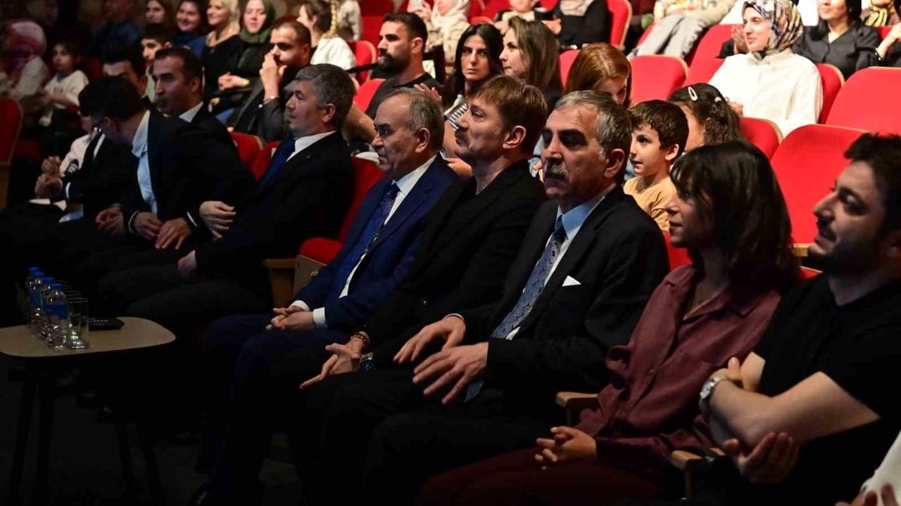 Bahçelievler’de Engelliler Haftası: Engelsiz Sanat Akademisi 'Şirinler' oyununu sahneledi