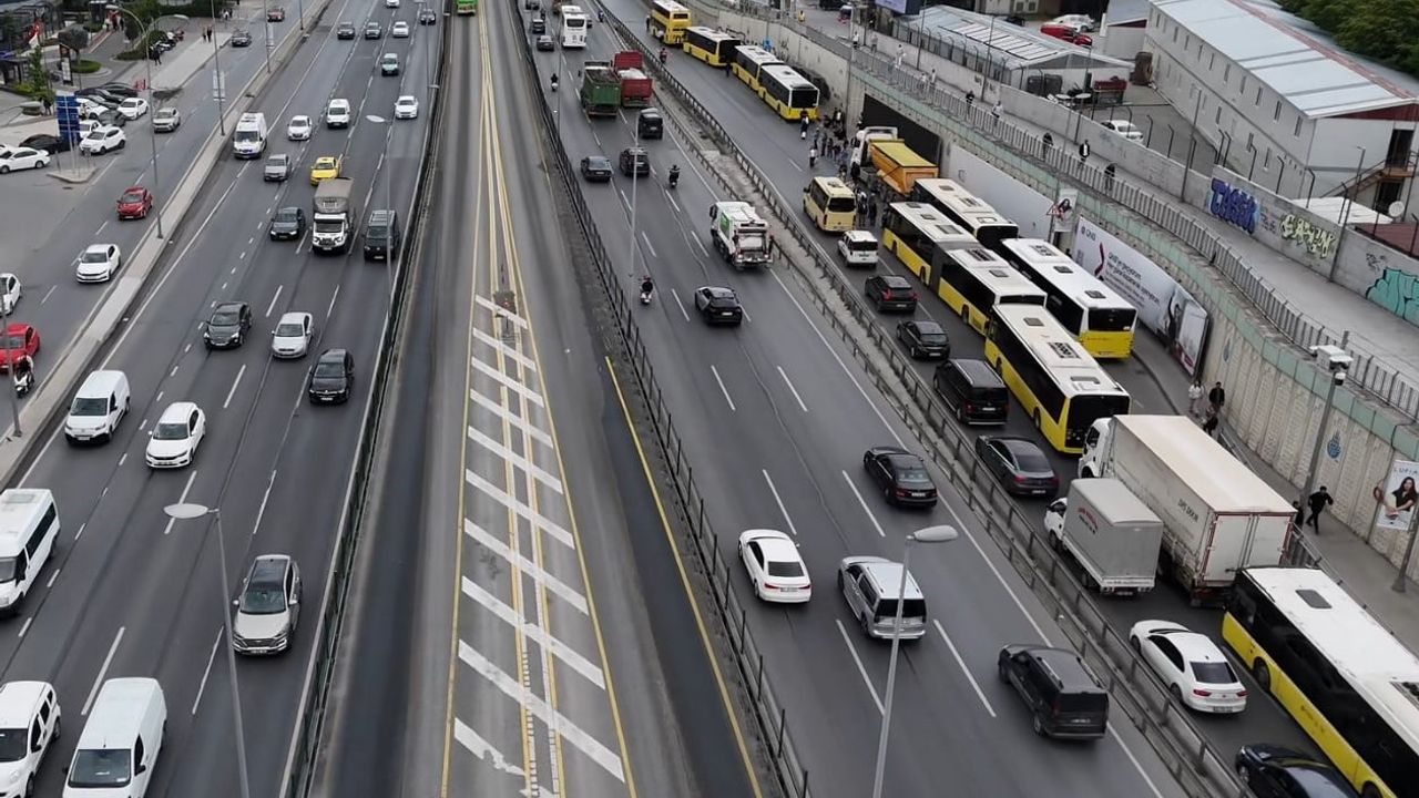 Bahçelievler'de İETT Özel Halk Otobüsünün Arızası Yan Yolda Trafiği Kilitledi