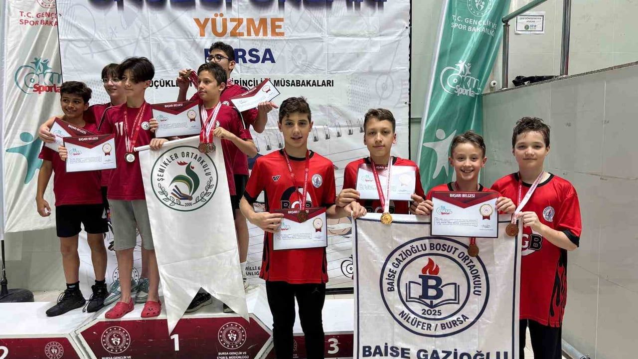 Baise Gazioğlu Bosut Ortaokulu Küçük Kızlar Yüzme Takımı Türkiye Şampiyonu