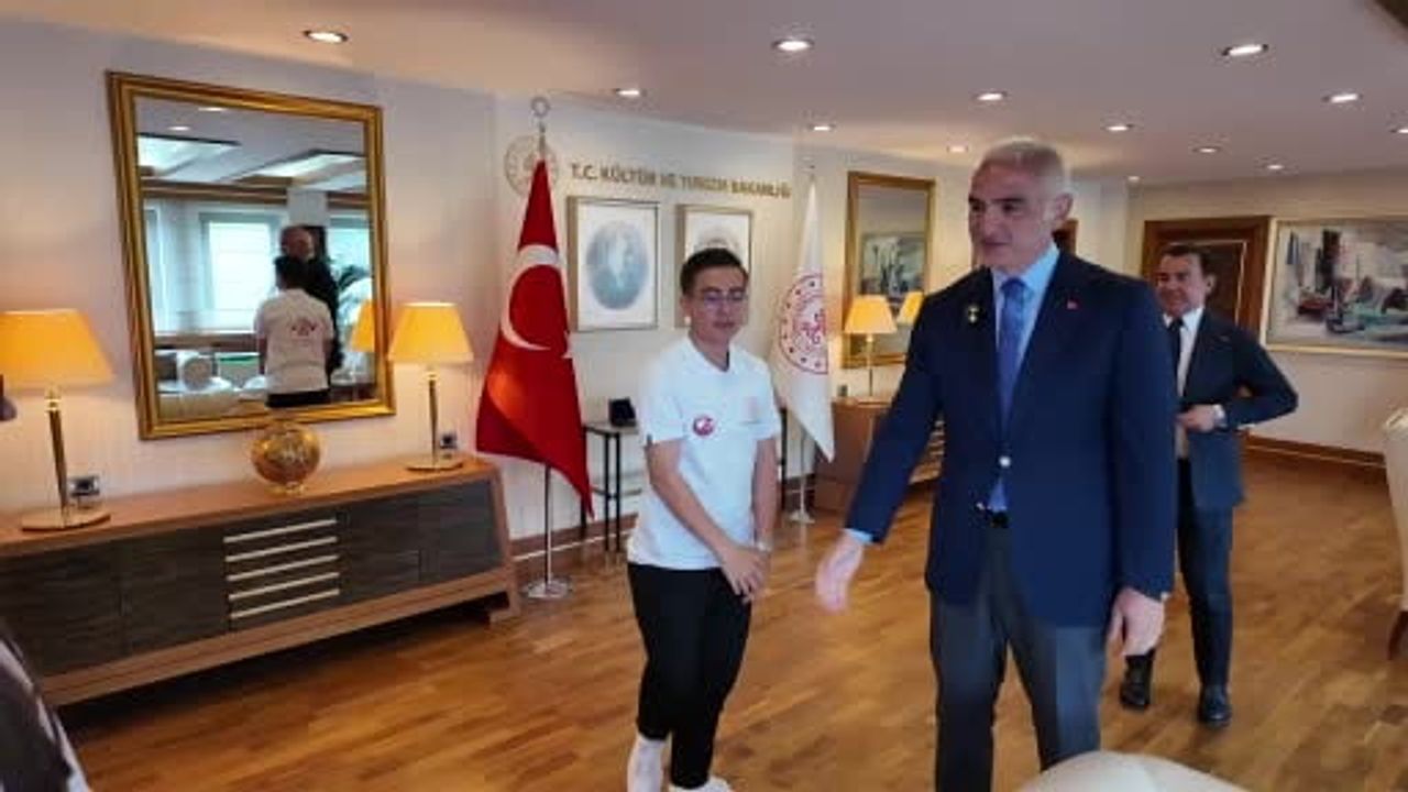 Bakan Ersoy 19 Mayıs’ta Genç Sanatçıları Bakanlıkta Ağırladı: Yaşayan Miras Gençlik Şöleni