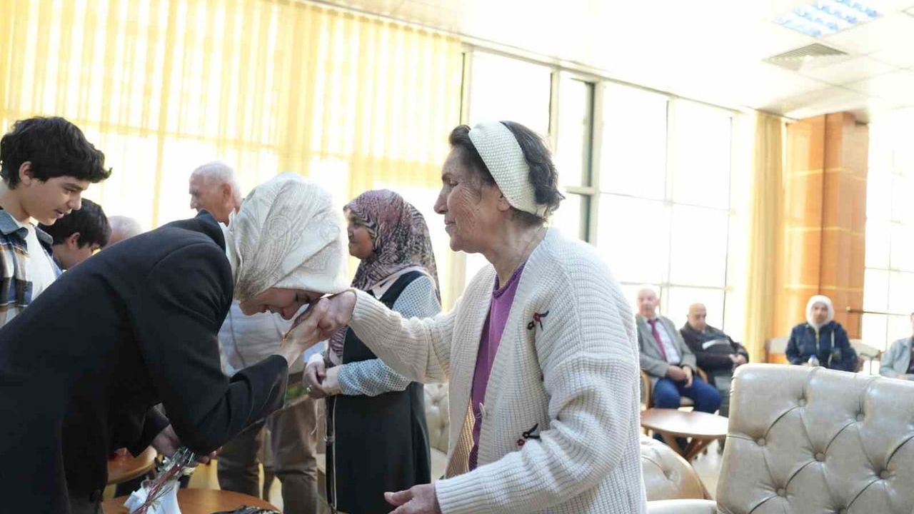 Bakan Göktaş, Kurban Bayramı'nda himayedeki çocuklar, huzurevi sakinleri ve şehit ailesini ziyaret etti