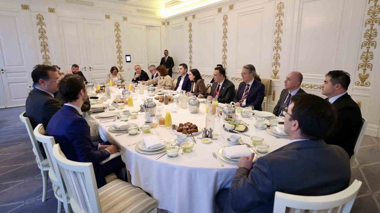 Bakan Kurum, Kopenhag'da Avustralya İklim Bakanı Chris Bowen ile bir araya geldi — COP31 hazırlıkları ele alındı