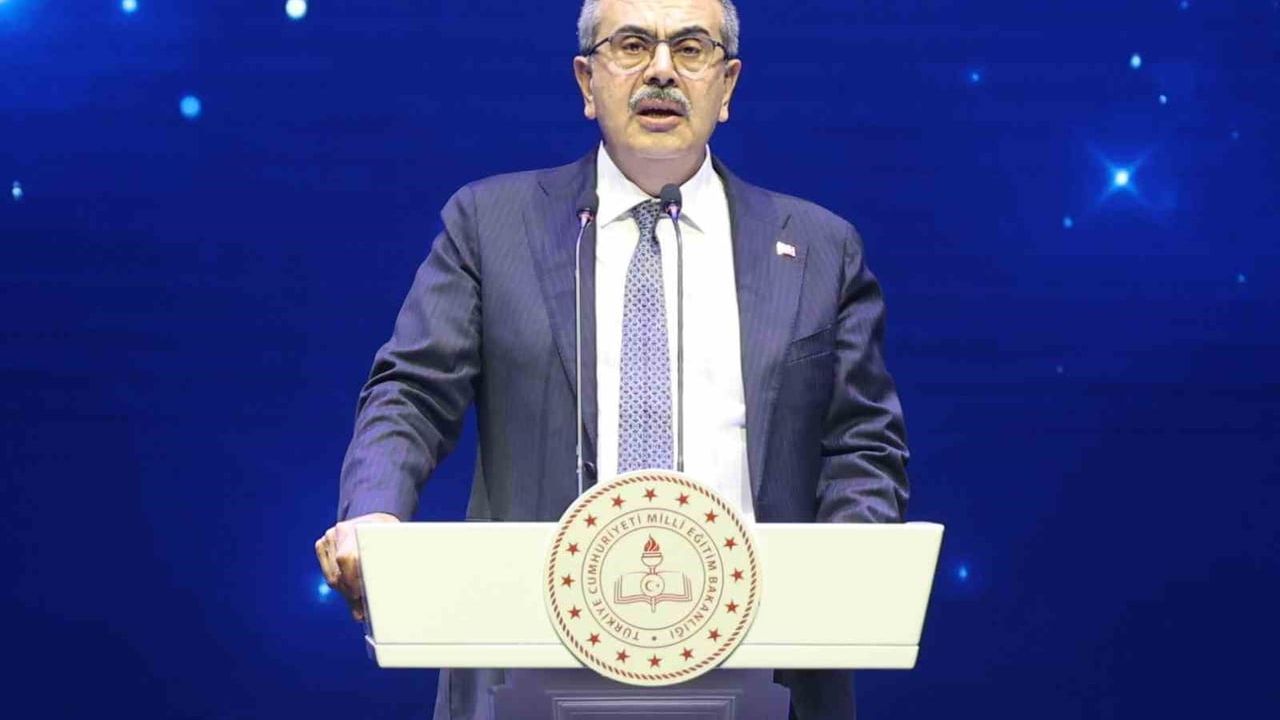 Bakan Tekin: Gençlerimizin ruh dünyası algoritmalara teslim edilmemeli — İmam Hatip Okulları Büyük Türkiye Şöleni Konya'da
