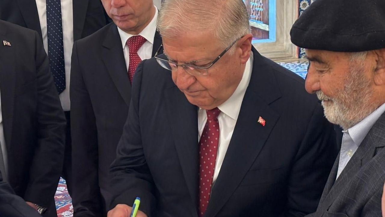 Bakan Yaşar Güler Selimiye Camii'nde Vatandaşlarla Bayramlaştı