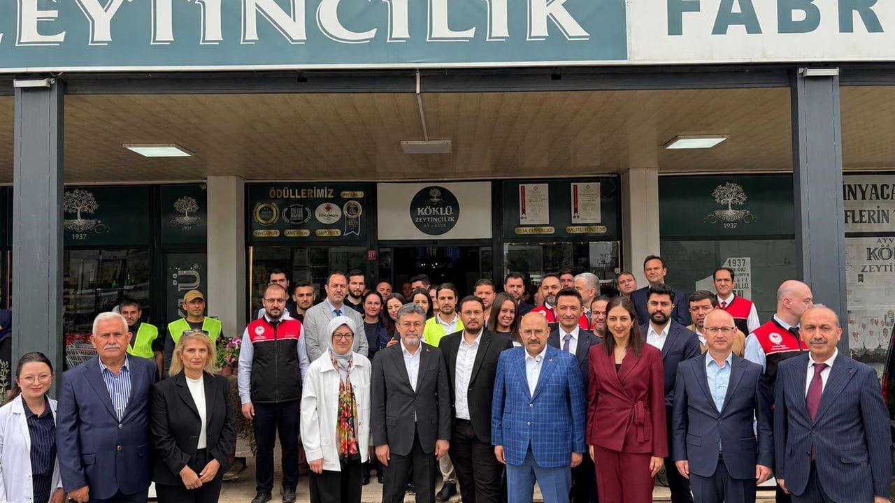 Bakan Yumaklı Ayvalık'ta Zeytinyağı Fabrikasını İnceledi: Markalaşma ve İhracatta Hedefler Öne Çıktı