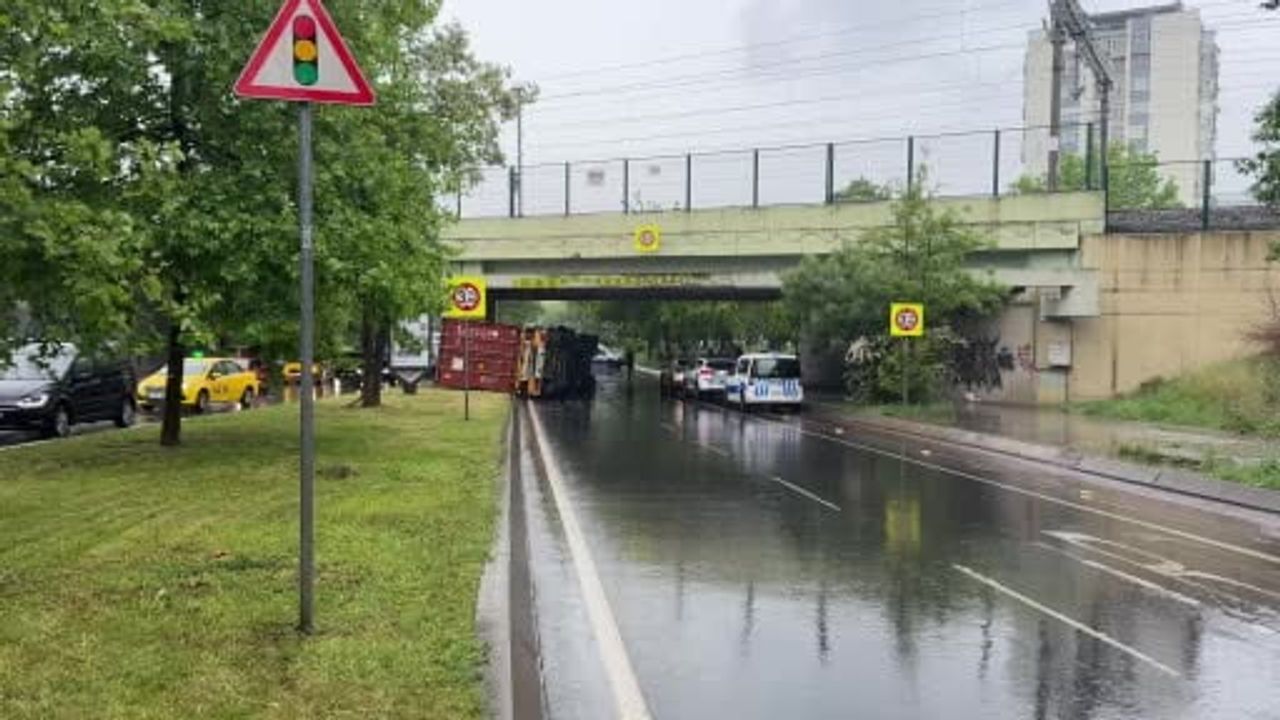 Bakırköy'de Marmaray üstgeçidine çarpan 59 AEP 575 plakalı tır devrildi