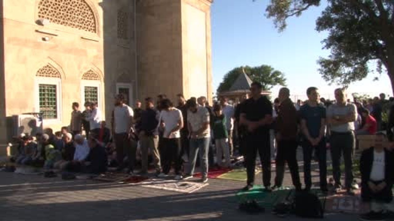 Bakü'de binlerce Müslüman Kurban Bayramı namazını kıldı