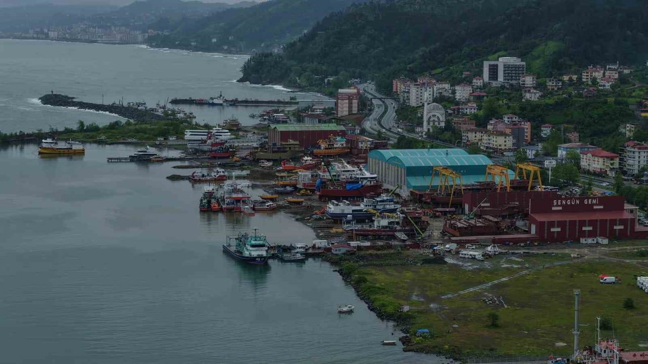 Balık av sezonu sona erdi: Trabzon Sürmene Çamburnu Tersanesi'nde tekneler bakım onarımda