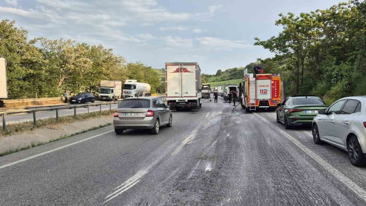 Balıkesir-Bursa karayolunda tır yan yattı: 1 yaralı