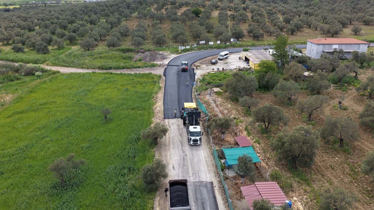 Balıkesir Büyükşehir, Gömeç Karaağaç Sahil Yolu'nda Yaklaşık 5 km'lik Asfalt Serimi Gerçekleştiriyor