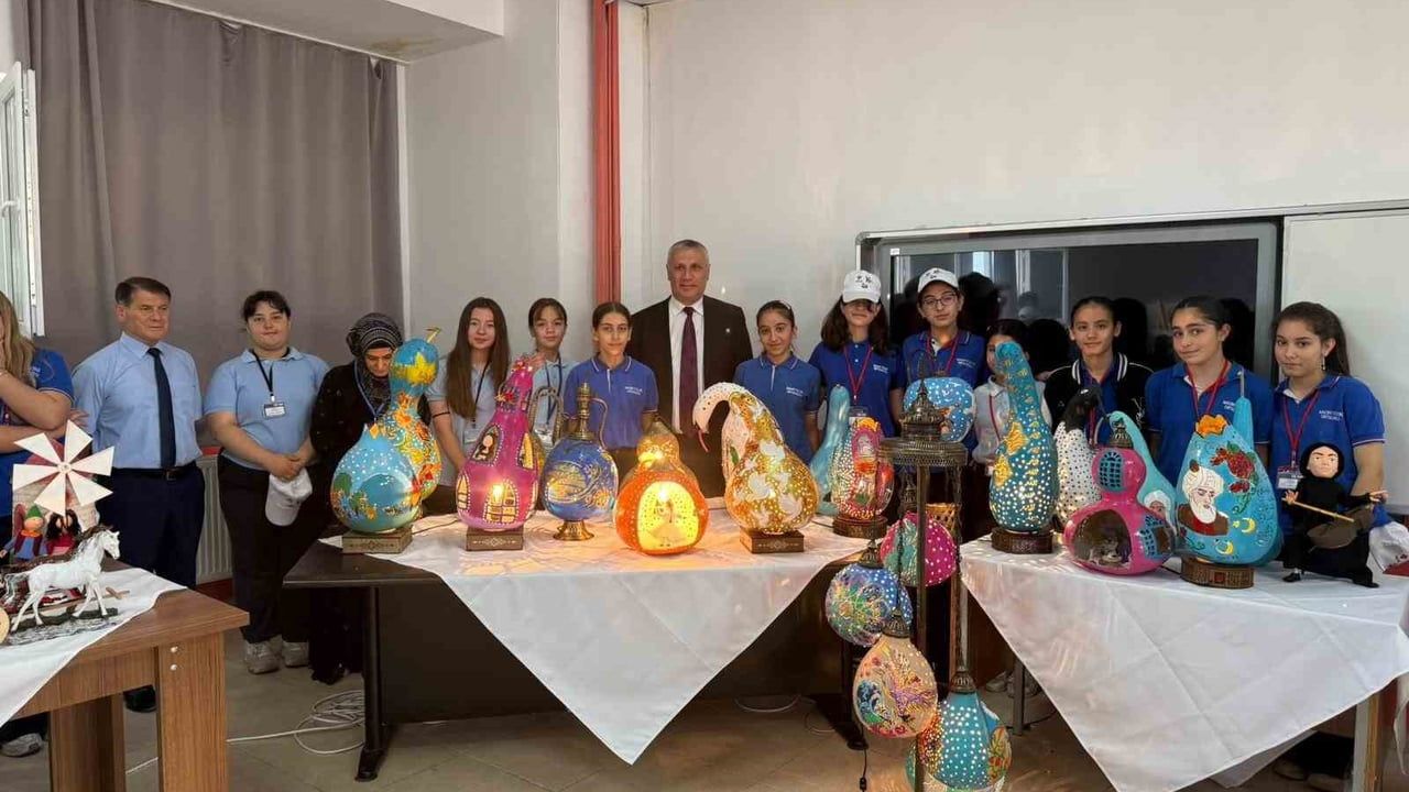 Balıkesir'de Din Kültürü Öğretmeni Pınar Kısmet, Öğrencilerine Su Kabağına Hat Sanatı Öğretiyor