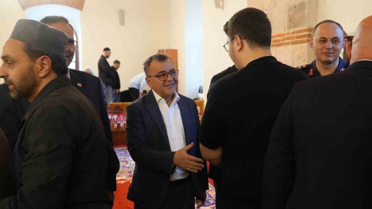 Balıkesir'de Zağnospaşa Cami'nde Kurban Bayramı namazı ve protokol bayramlaşması