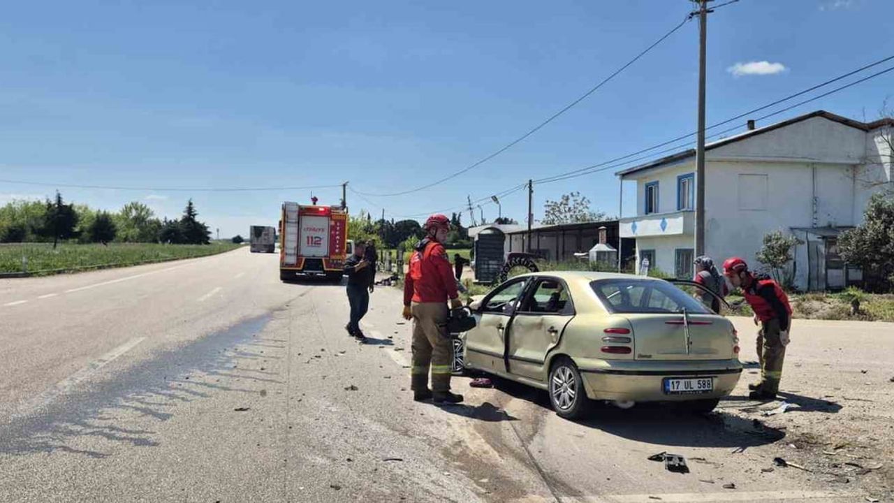 Balıkesir'in Susurluk ilçesinde iki otomobil çarpıştı: 3'ü ağır, 6 yaralı