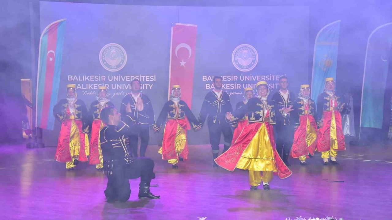 Balıkesir Üniversitesi'nde 'Türk Dünyasının Renkleri' halk oyunları gösterisi