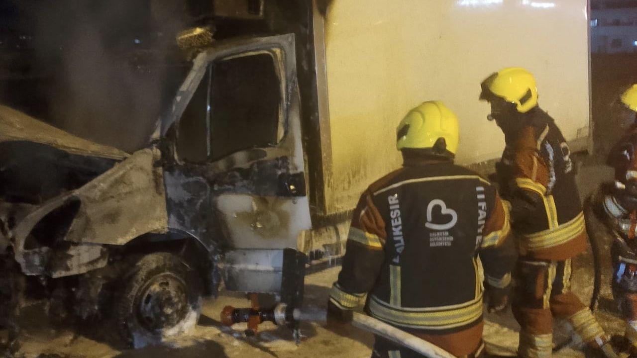 Bandırma'da otomobil yangını itfaiyenin müdahalesiyle söndürüldü